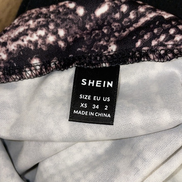 snakeskin mini skirt with slit - Picture 3 of 3